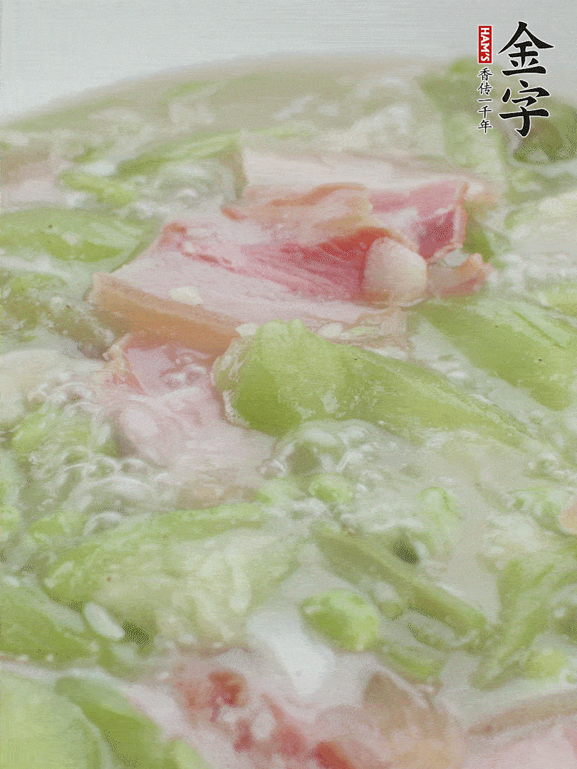 加一點(diǎn)熱水、白胡椒粉、雞精翻炒1分鐘。