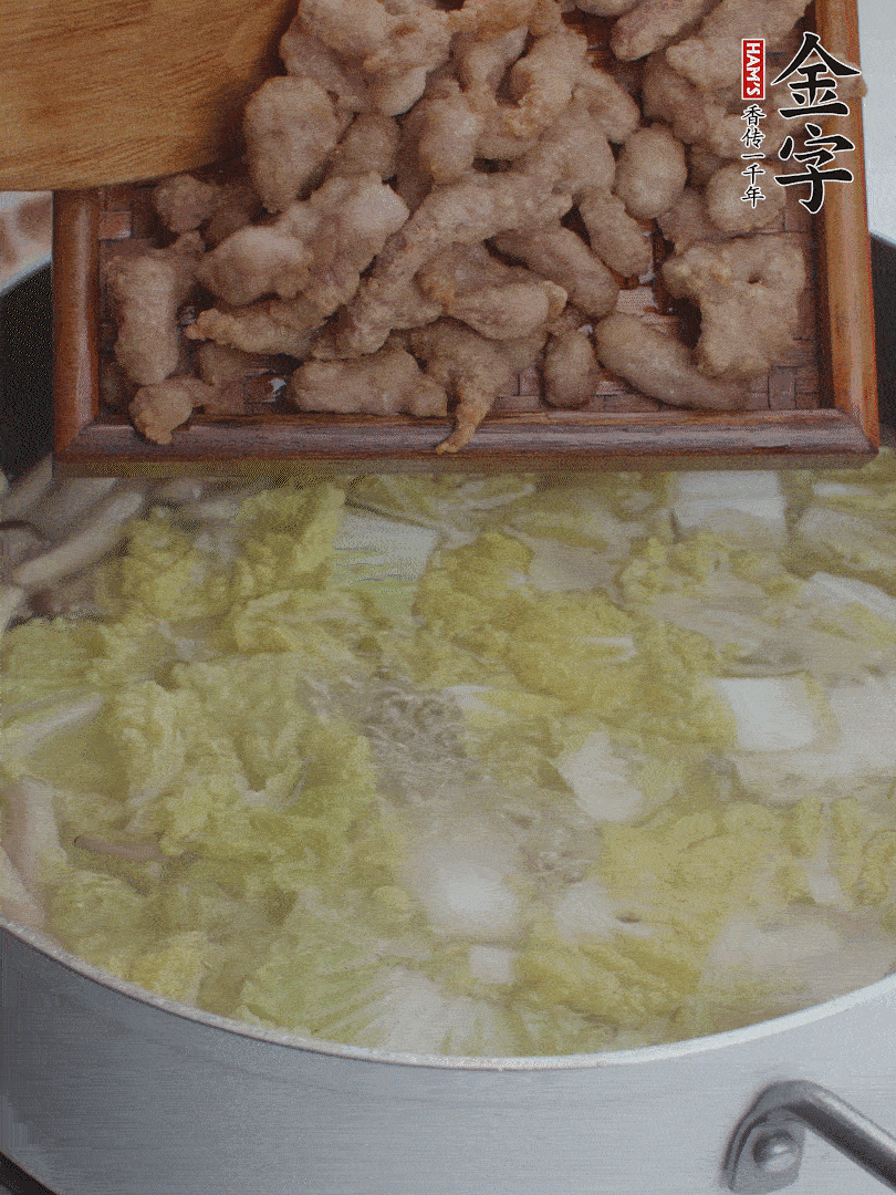 水開后煮10分鐘，下娃娃菜、小酥肉煮3分鐘。