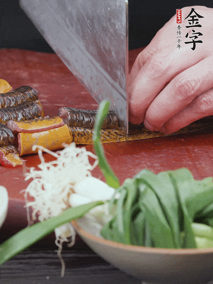 黃鱔去內(nèi)臟洗凈，切花刀斬段。沸水下鍋，加黃酒焯水去血沫。