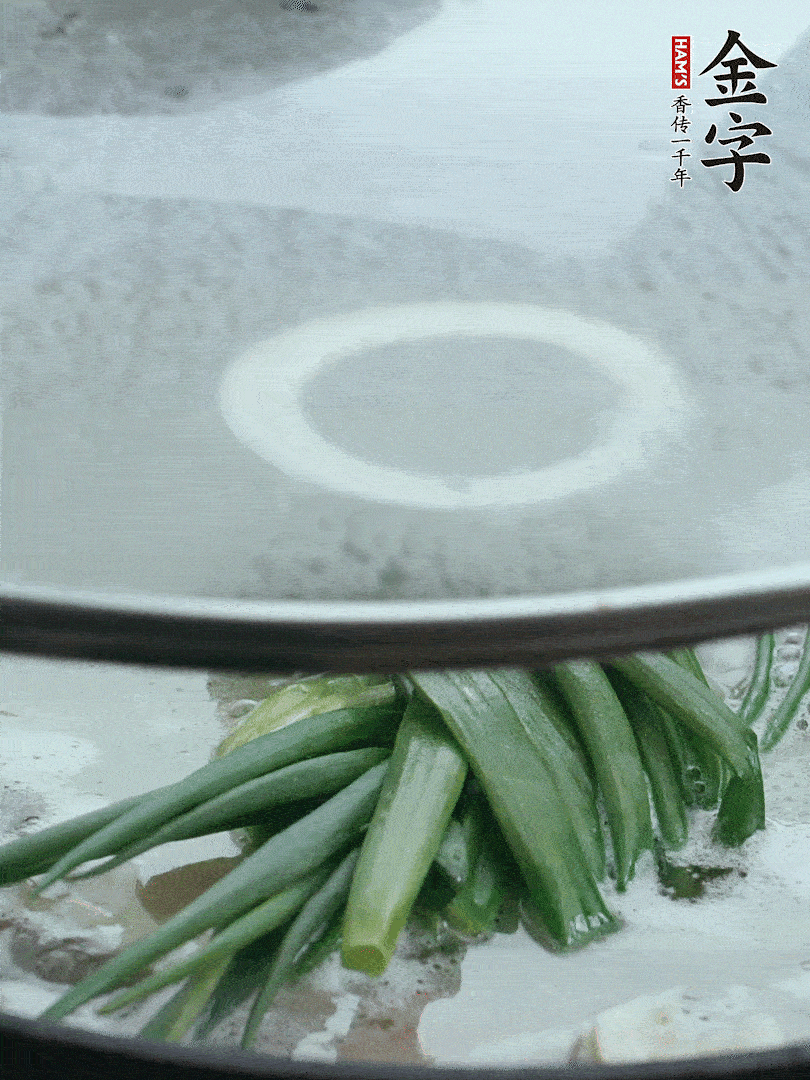 加蔥結(jié)去腥，大火開(kāi)后中火燒20分鐘。