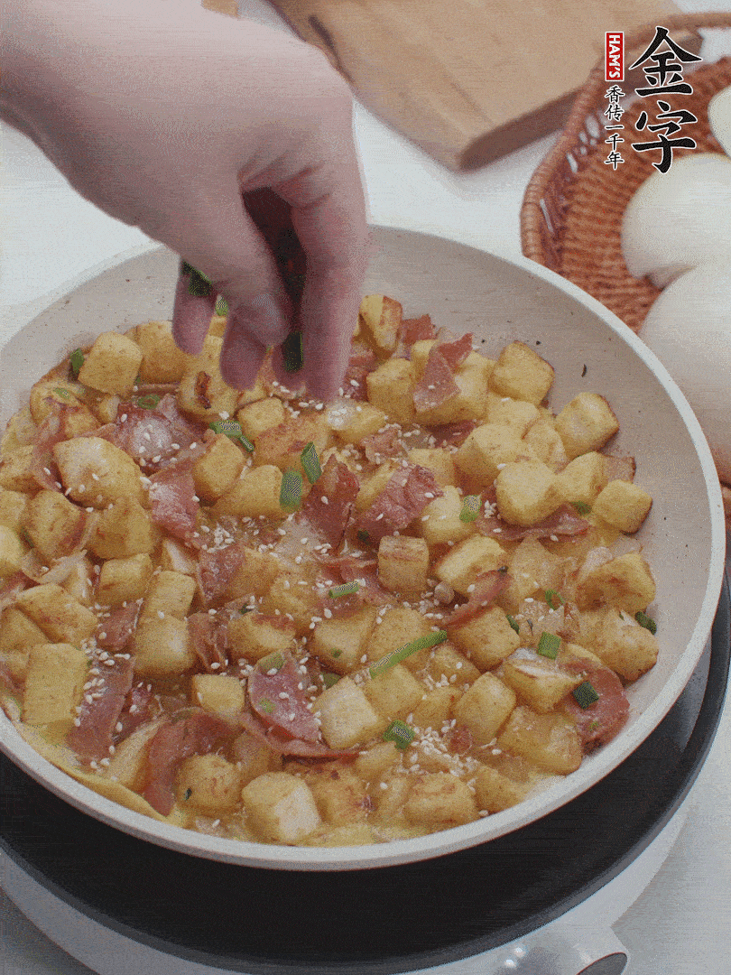 淋入剩余蛋液，蛋液凝固，撒上蔥綠和熟芝麻。