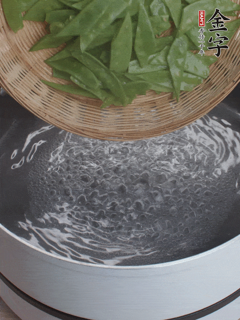 甜豆莢撕掉老筋，斜切兩半，焯水1分鐘。