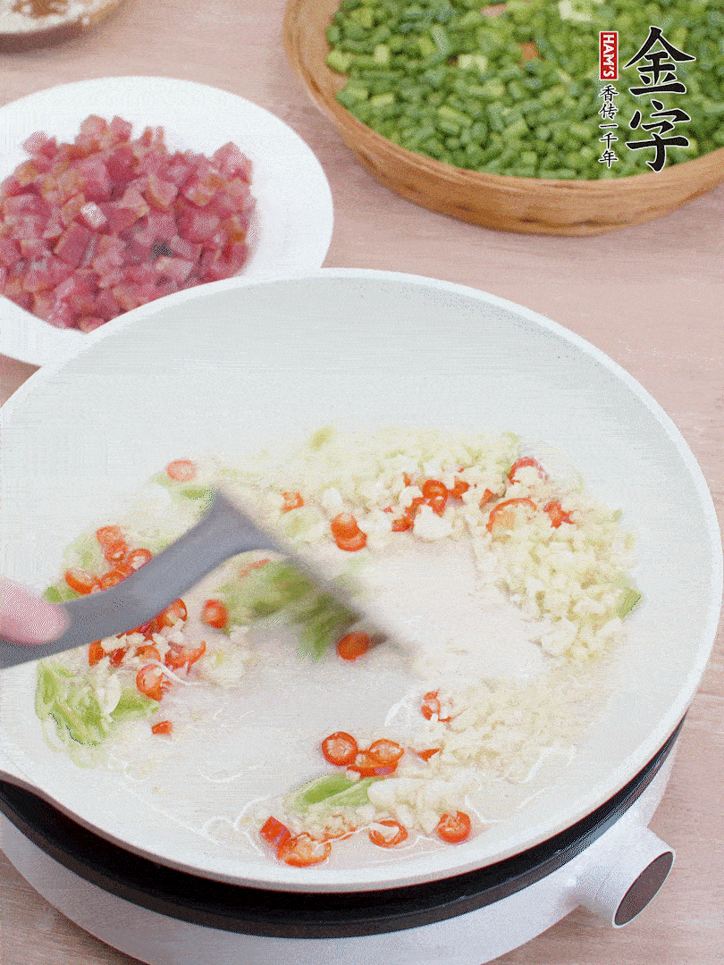 鍋中熱油，蔥姜蒜、小米辣煸香。