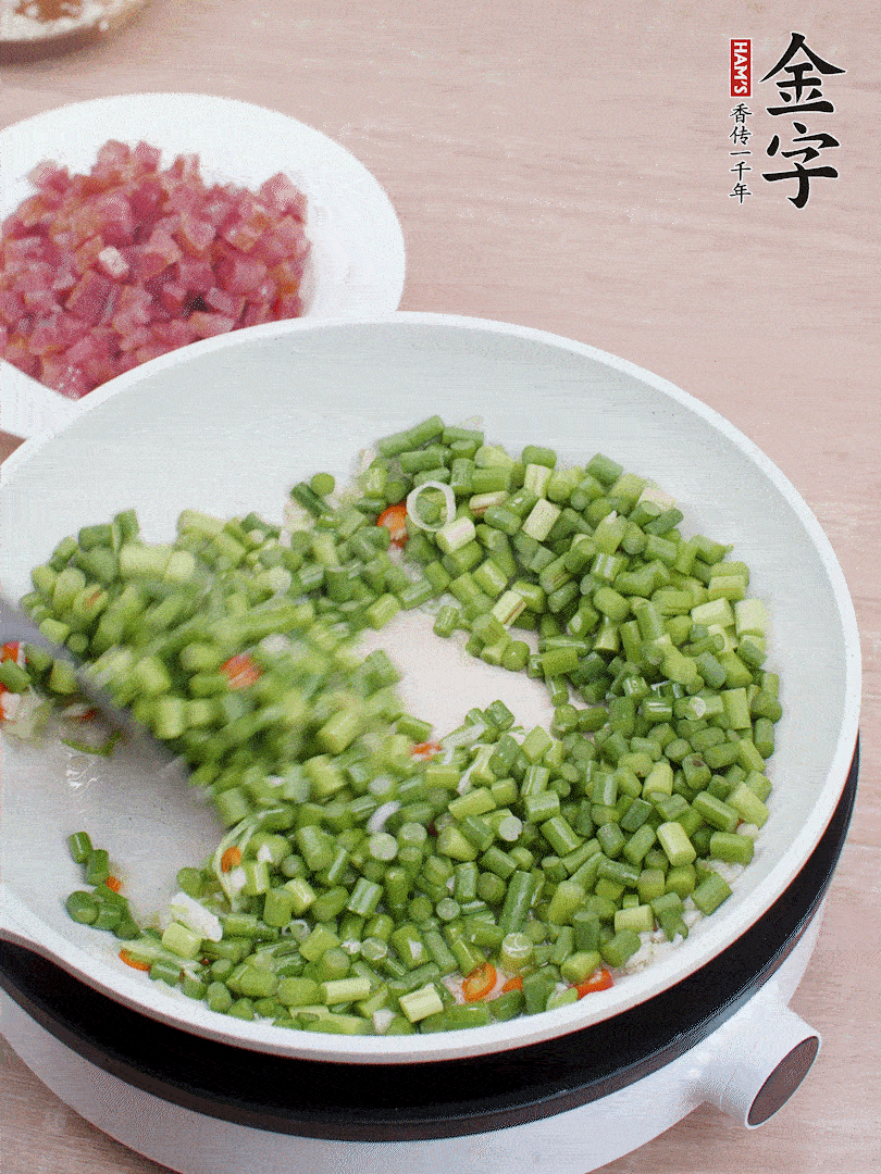 下蒜苔丁、一點(diǎn)鹽翻炒。