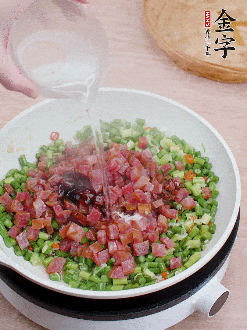 放香腸丁、1勺老抽、1勺蠔油、1/3勺白糖、少許清水炒至斷生。