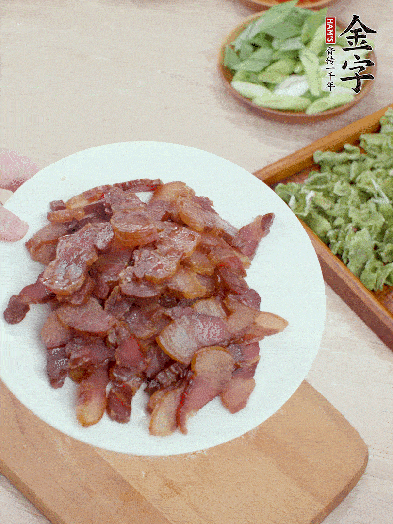 臘肉水煮15分鐘，切薄片。