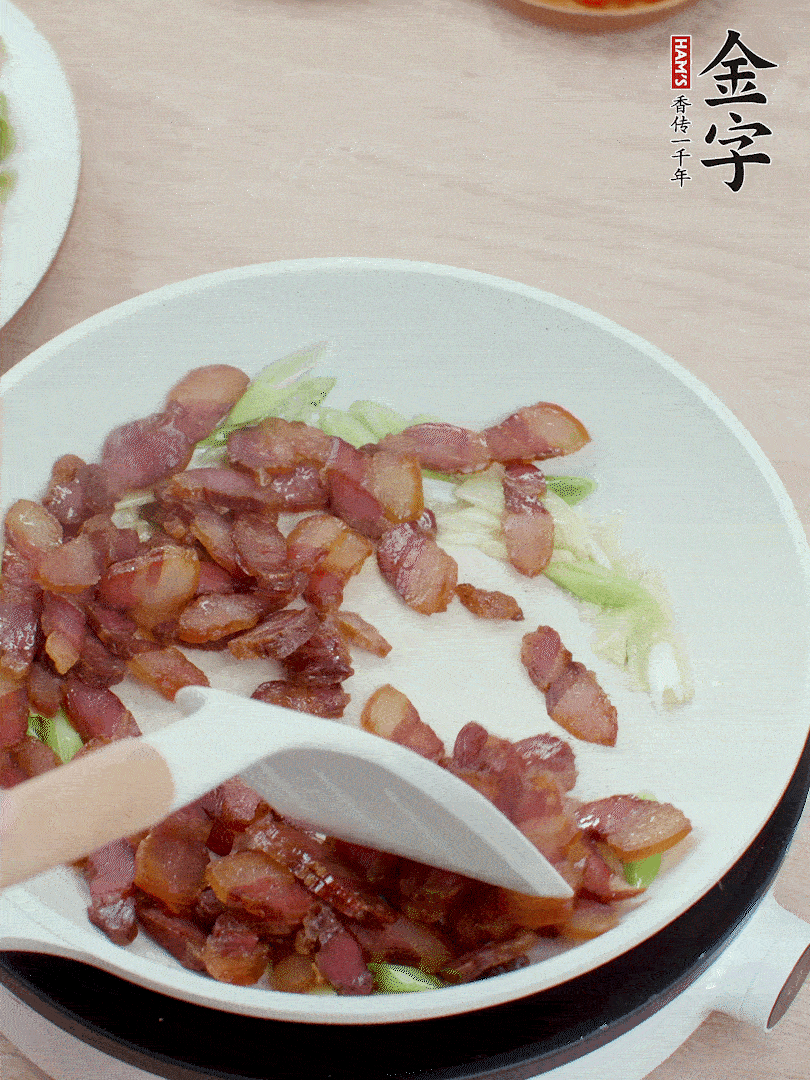 鍋中少許油，姜、蒜白爆香，下臘肉煸出油脂。
