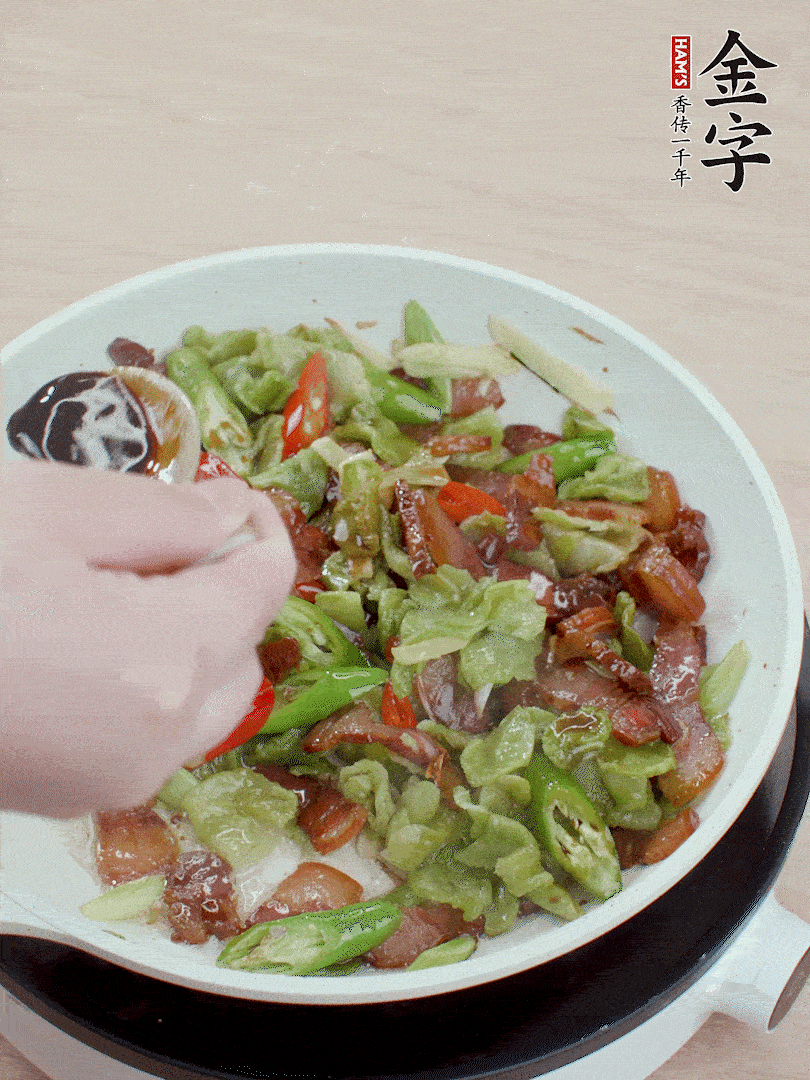 2勺生抽調(diào)味，最后撒蒜葉。