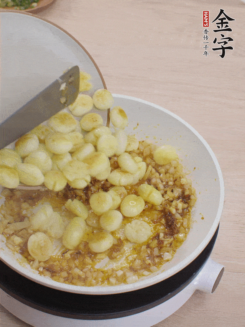 下小土豆翻炒均勻。