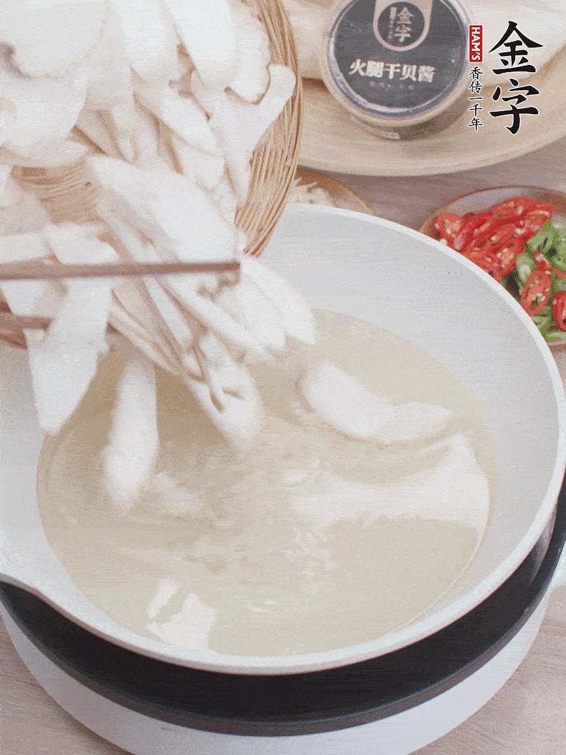 杏鮑菇切成片，油溫7層熱炸2分鐘。