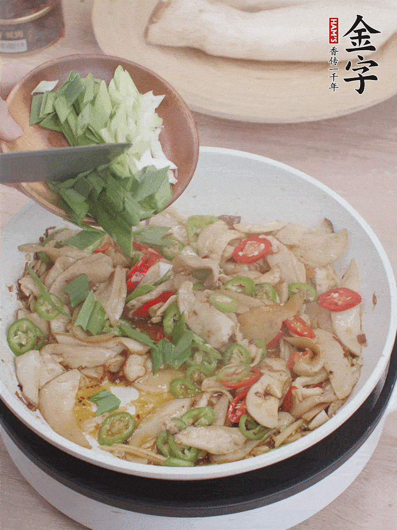 淋少許料酒、最后放大蒜葉。