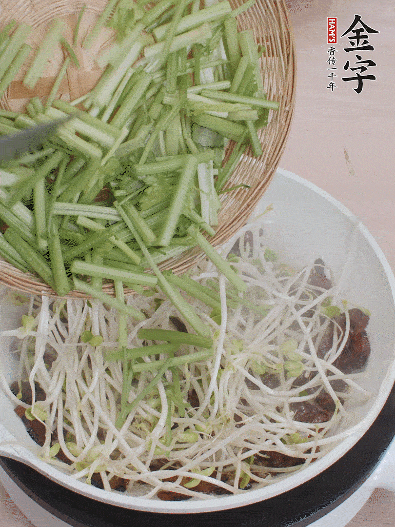 下豆芽、香芹翻炒均勻。