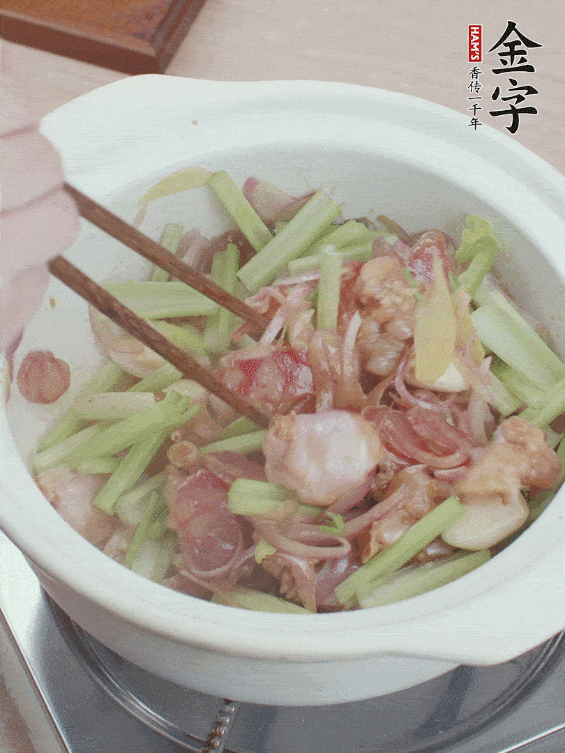 下牛蛙、芹菜、香腸翻炒。