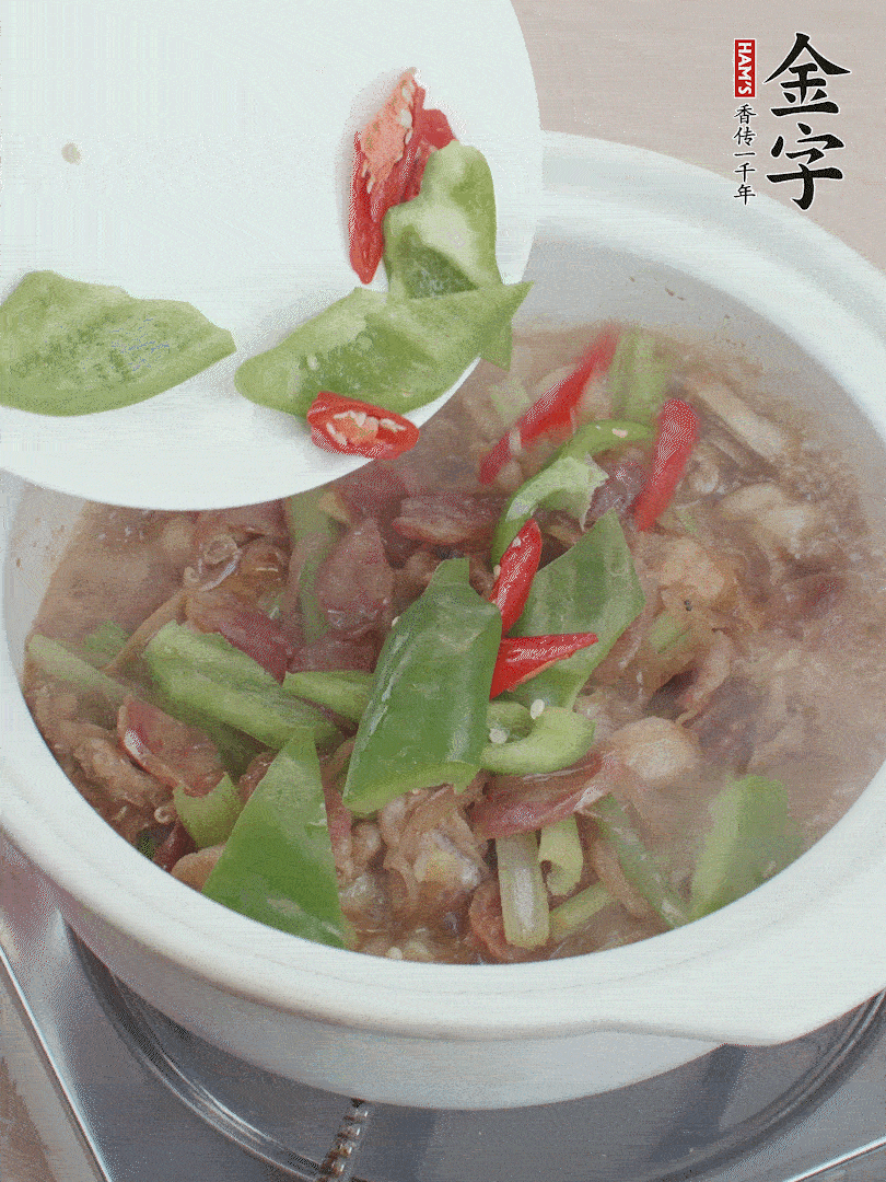 下綠菜椒，翻炒1分鐘。