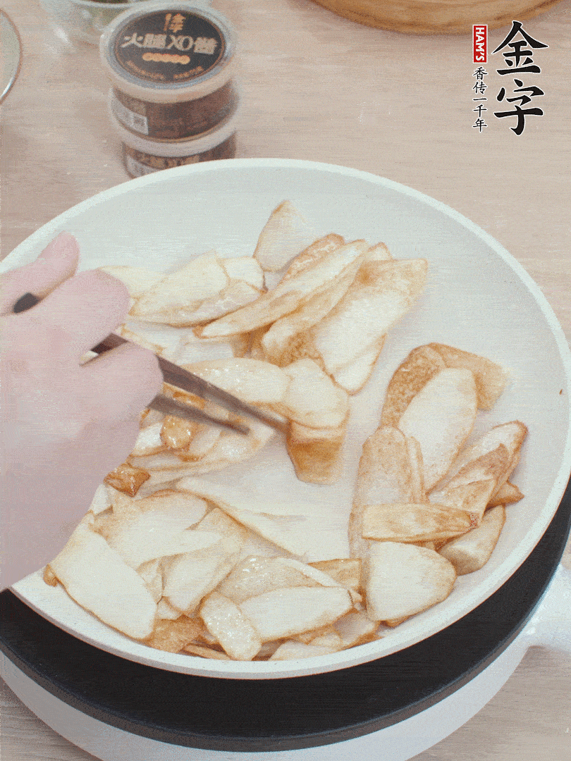 鍋中熱油，山藥煎至兩面金黃。