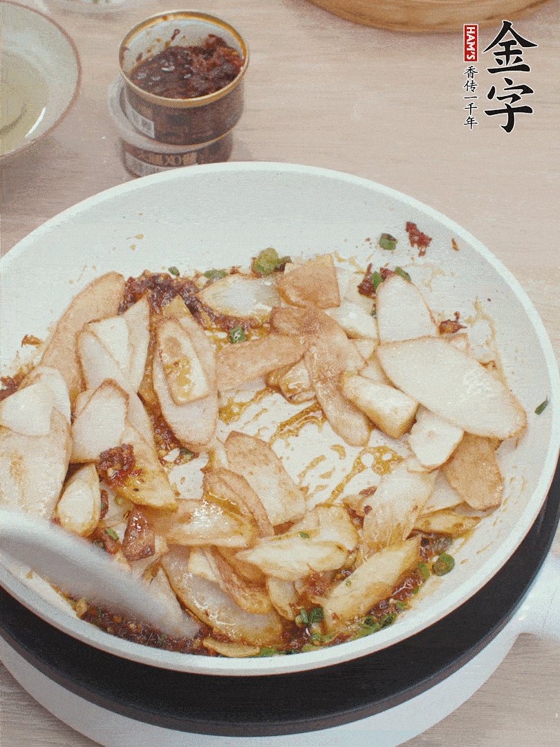 下山藥炒勻，撒蔥花。