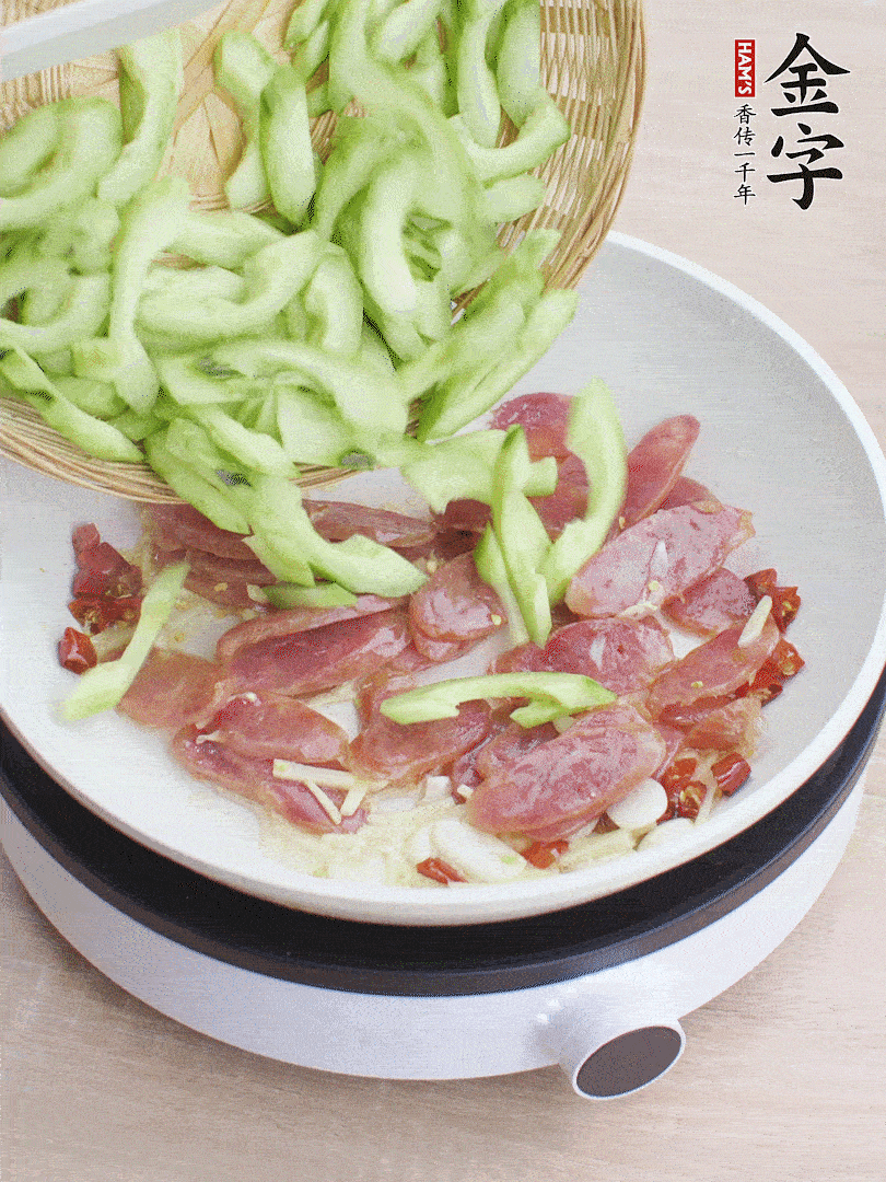 下香腸煸出油脂，放黃瓜翻炒。