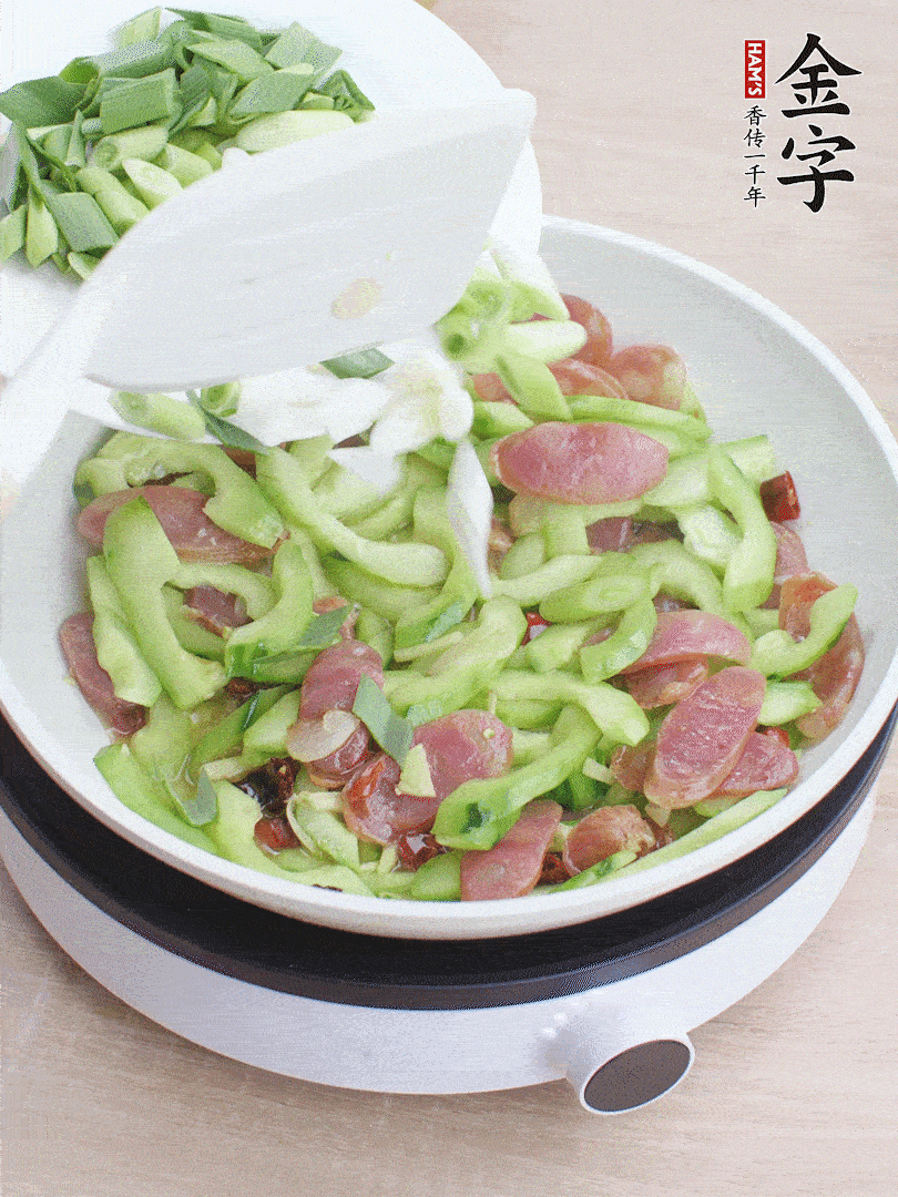 下青蒜翻炒。