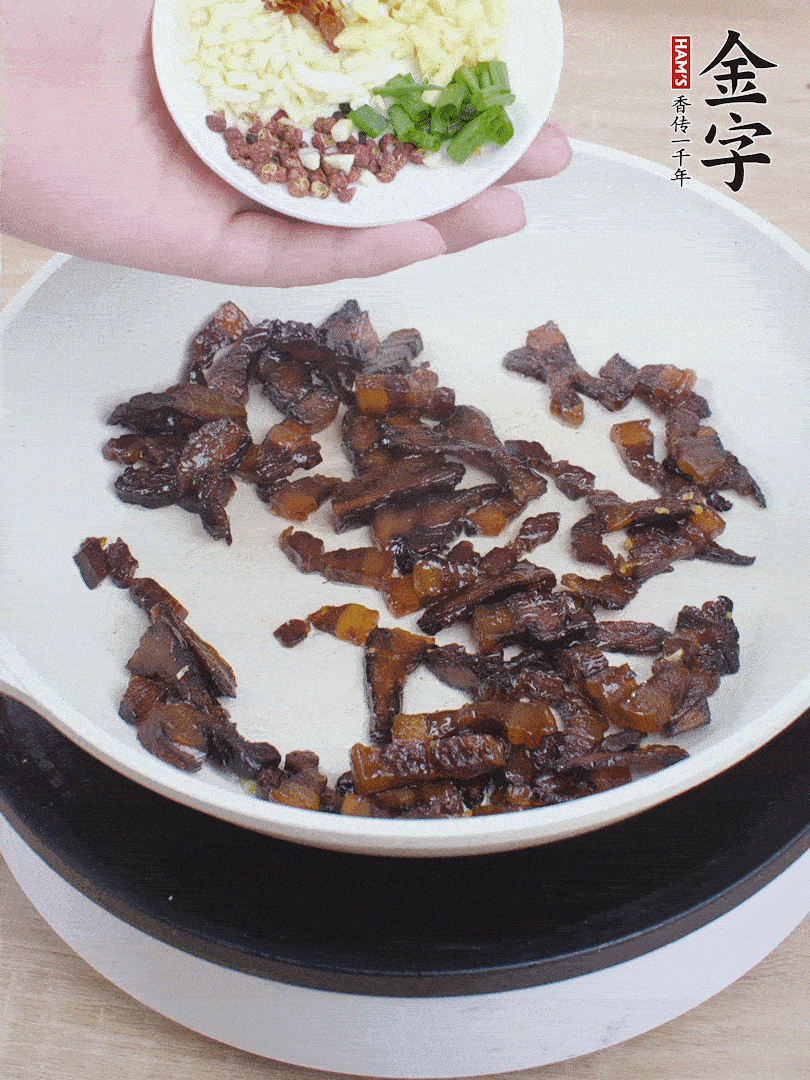 下蔥姜蒜、干辣椒、花椒粒炒香。