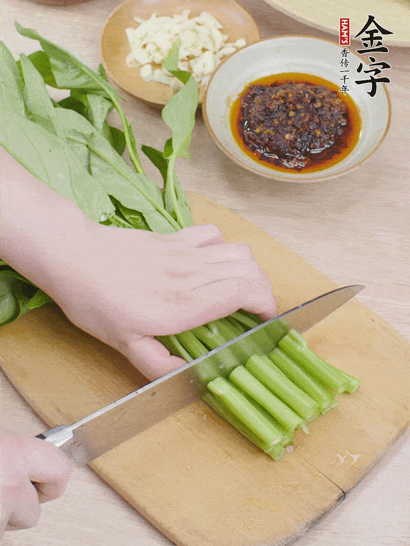 空心菜切段，大蒜拍碎切末。