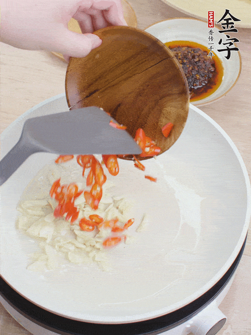 油熱煸香蒜末、辣椒。