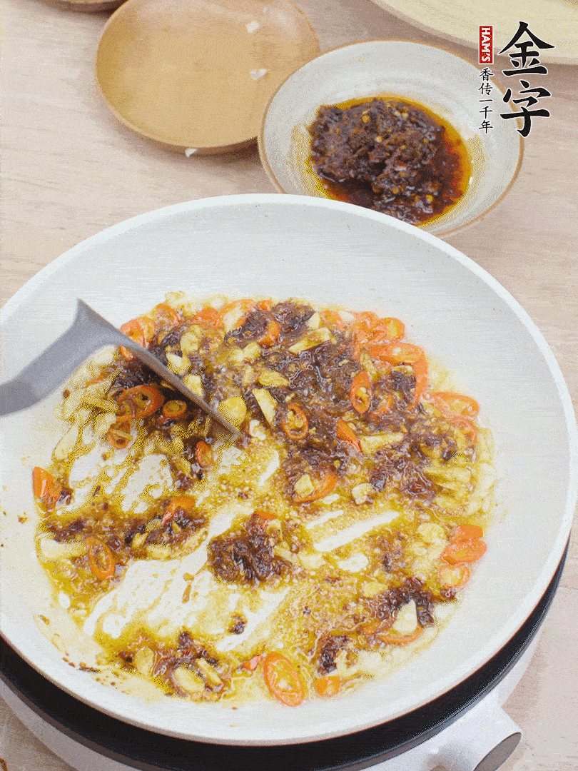 金字火腿干貝醬1勺翻炒均勻。