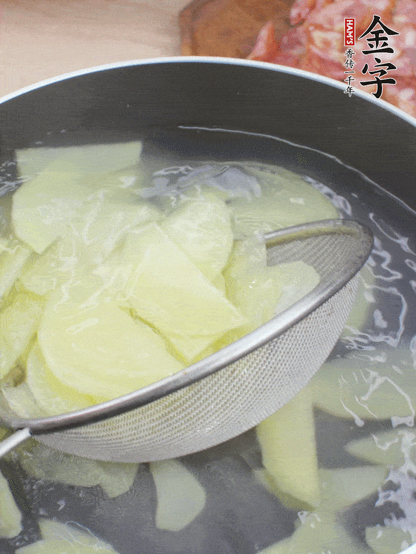 土豆去皮切片，汆燙1分鐘。香腸切薄片。