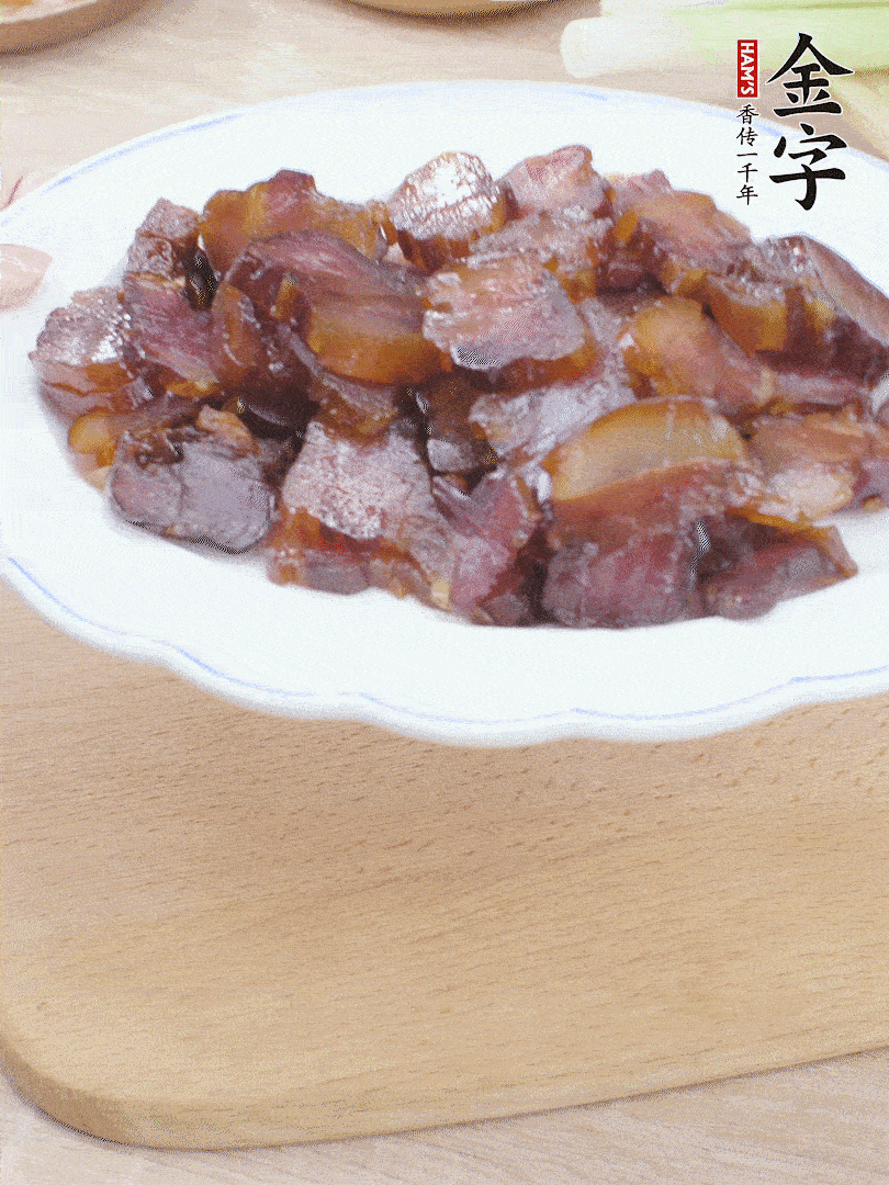 金字醬油肉水煮15分鐘，切薄片。