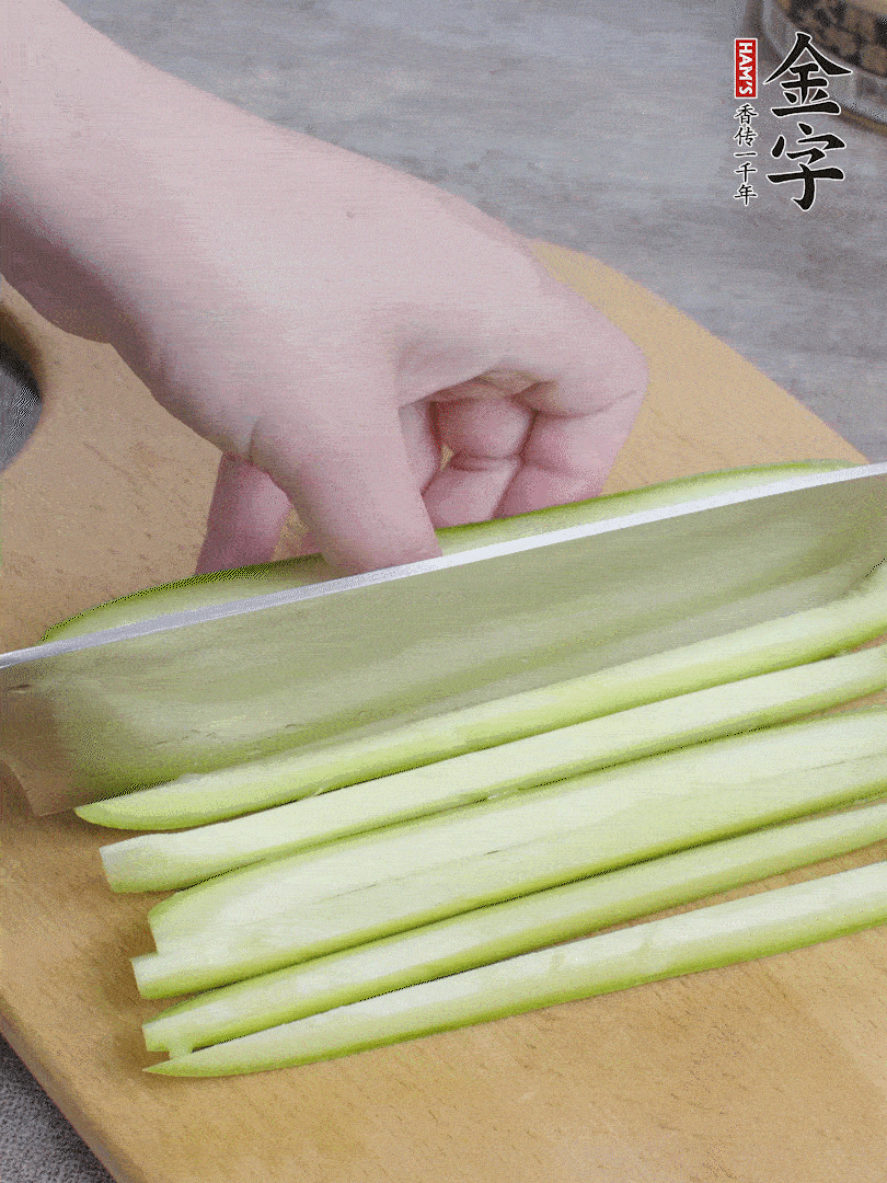 西葫蘆對(duì)半切，去瓤切條。