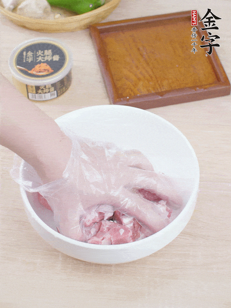 豬小排，加1勺料酒、1勺蠔油、1/3勺白胡椒粉、淀粉，抓拌均勻腌漬30分鐘。青椒去蒂去籽切塊。洋蔥去皮切塊。