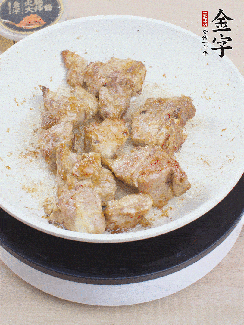 油4成熱，下小排煎炒至邊緣微微發(fā)焦。