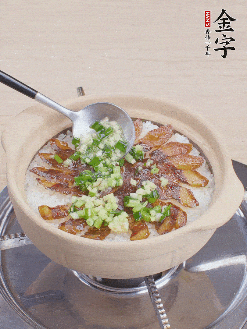 倒蔥姜醬再燜1分鐘。（也可以淋點生抽）