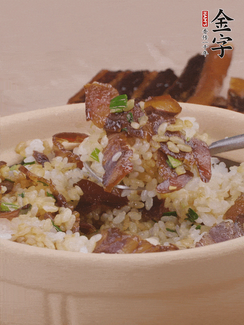 揭蓋后撒點蔥花裝飾，趁熱拌勻。