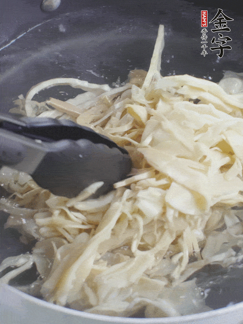 糯米筍焯水1分鐘，過(guò)涼水，擠干水份。