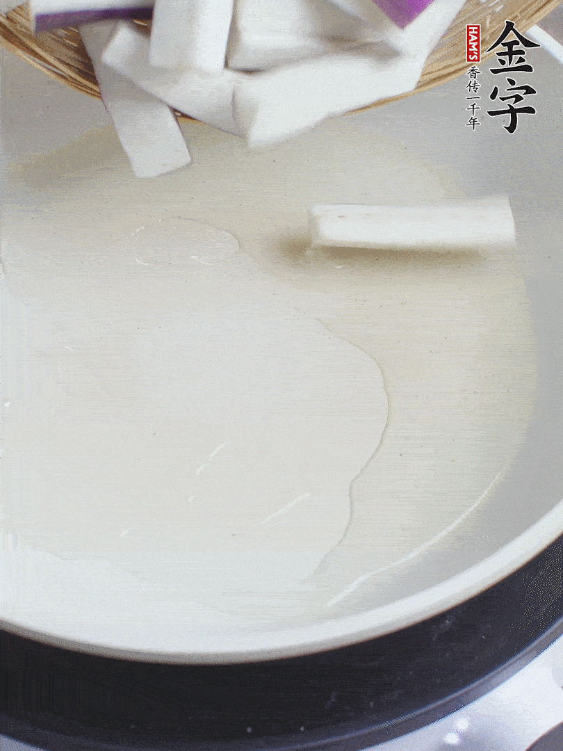 杭茄洗凈去蒂，縱向剖成4份，切成長10cm左右的段。白洋蔥切絲。口蘑洗凈去掉柄。紅椒切菱形片。