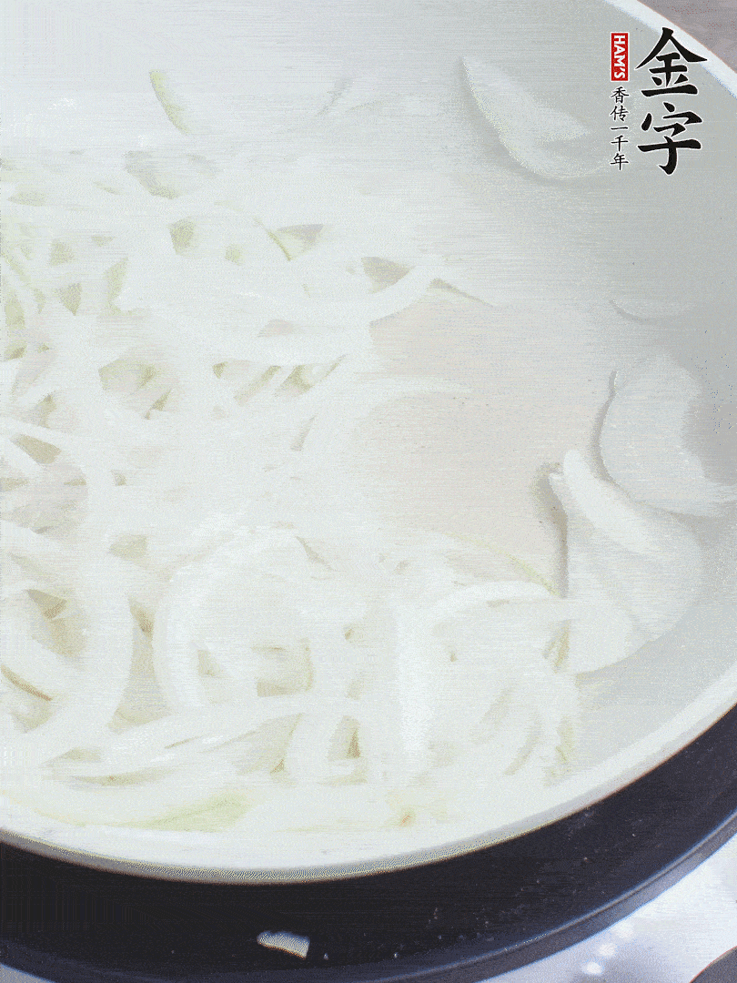 油熱下洋蔥絲、紅椒炒出香味。