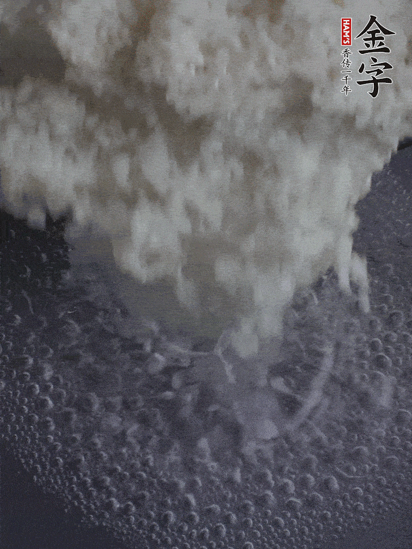 浸泡好的大米，沸水下鍋煮5分鐘，撈出瀝干。