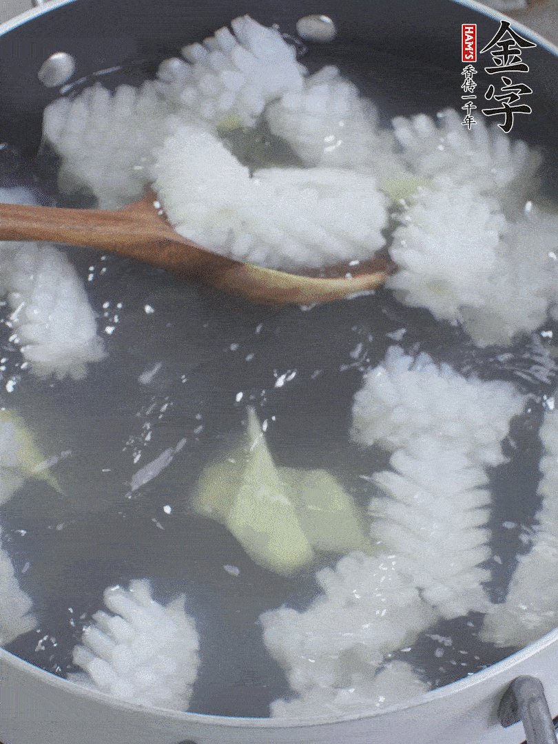 魷魚解凍后，加姜片、料酒汆燙30秒。