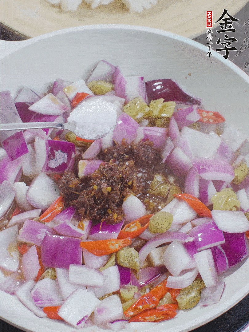 加1大勺金字火腿大師醬、2勺生抽、1勺糖，翻炒。