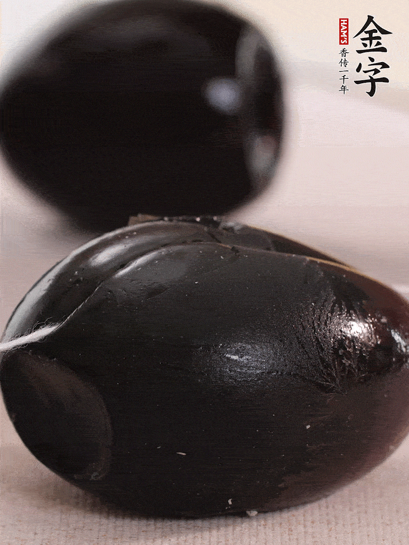 娃娃菜金針菇去跟洗凈，皮蛋改刀。