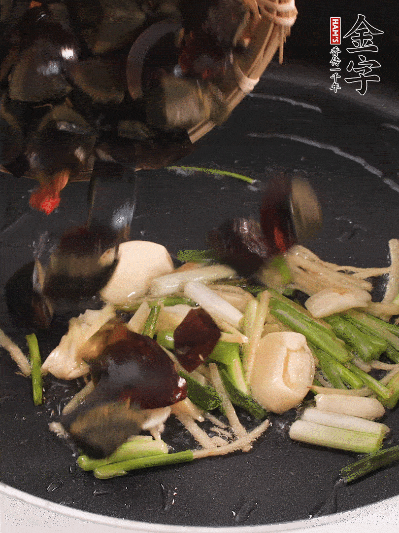 熱油爆香蔥姜，放入皮蛋翻炒至氣泡。