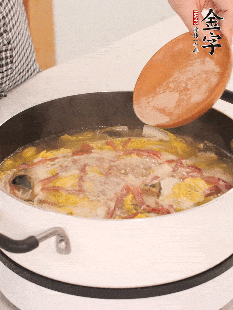 加適量的白胡椒調(diào)味。