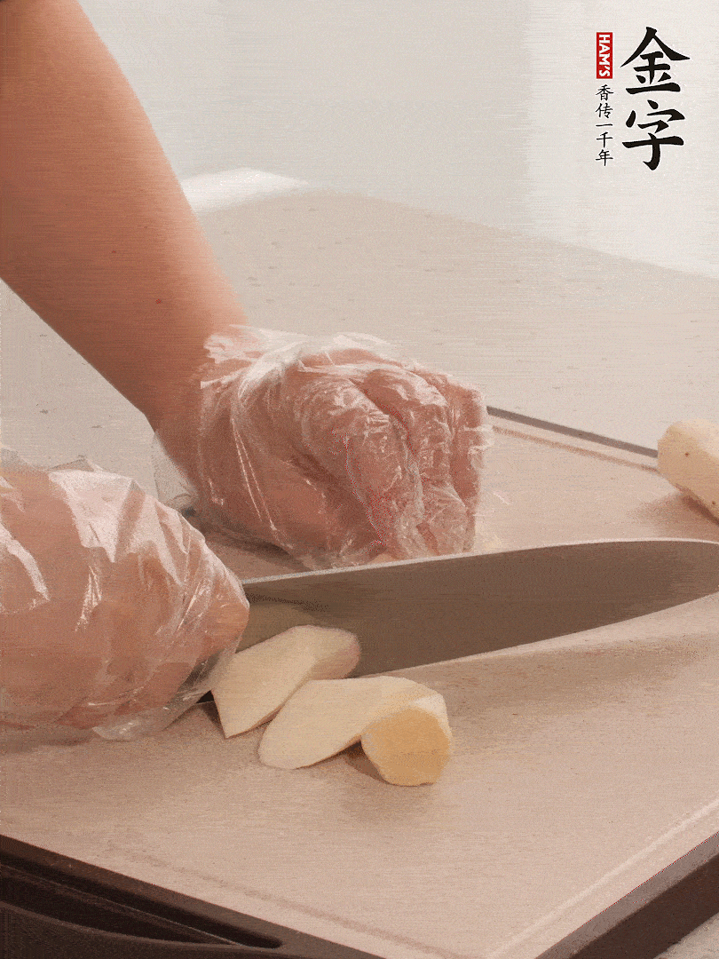 鐵棍山藥洗凈削皮，切斜刀塊。