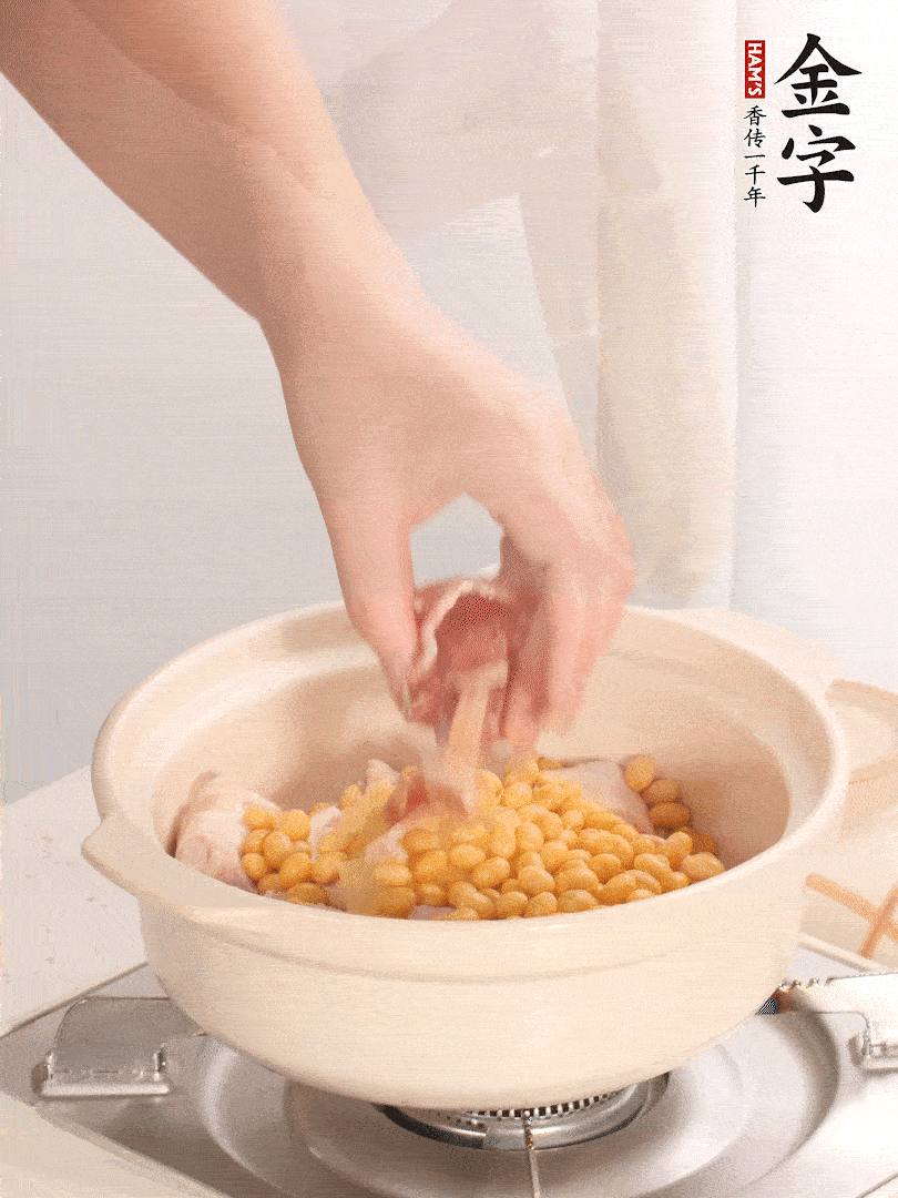 湯鍋放入豬蹄、姜片，加入黃豆、火腿，倒入足量的清水、適量料酒。