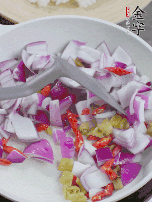 冷鍋熱油，下洋蔥、小米辣、泡椒，炒出香味。