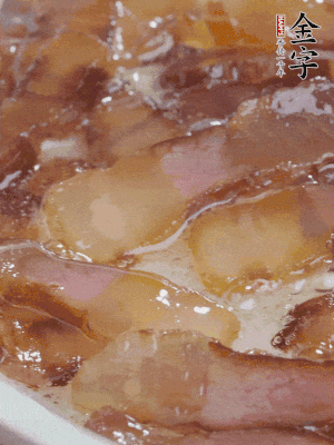 油5成熱，醬油肉煸香。