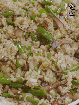 淋一點(diǎn)生抽、蠔油，撒蔥花。