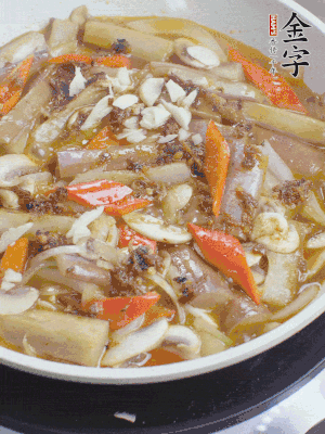 撒蒜末、香菜末。