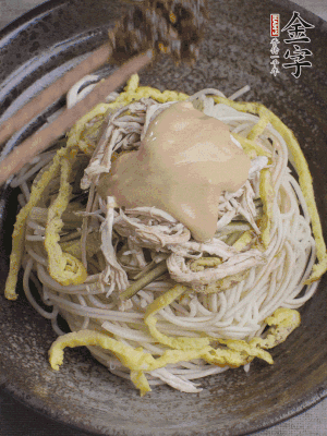 生抽1勺、醋1勺、芝麻醬1勺、金字火腿大師醬1勺。