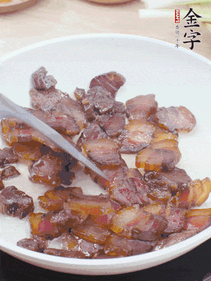 熱鍋少油，醬油肉煸出油脂，盛出。